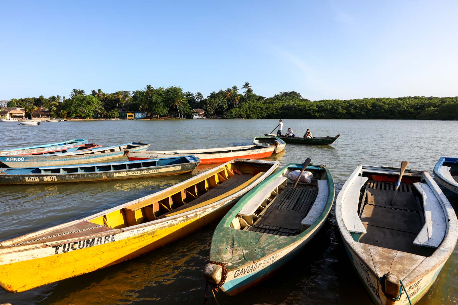 Canoas de madeira na margem do Rio Caraíva, usadas na travessia para a vila