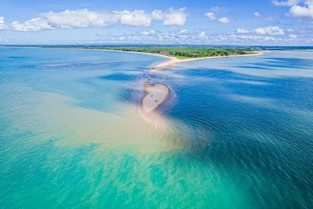 Vista aérea da Ponta do Corumbau avançando sobre o mar em meio a águas claras