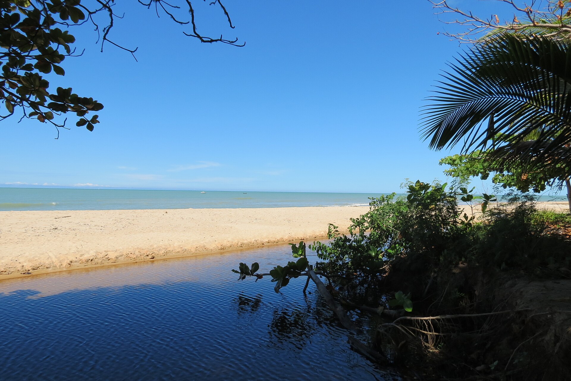 Encontro do Rio Cahy com a praia entre vegetação costeira
