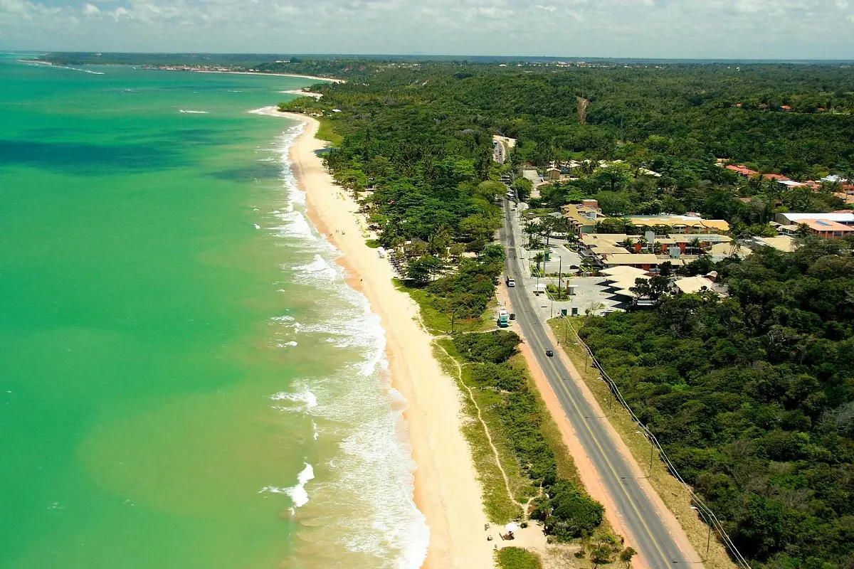 Vista aérea da Praia de Mundaí e da Avenida Beira-Mar