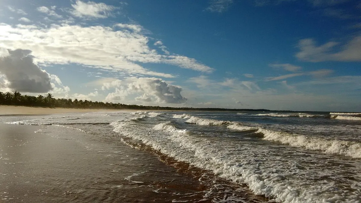 Ondas chegando à faixa de areia da Praia de Guaiú