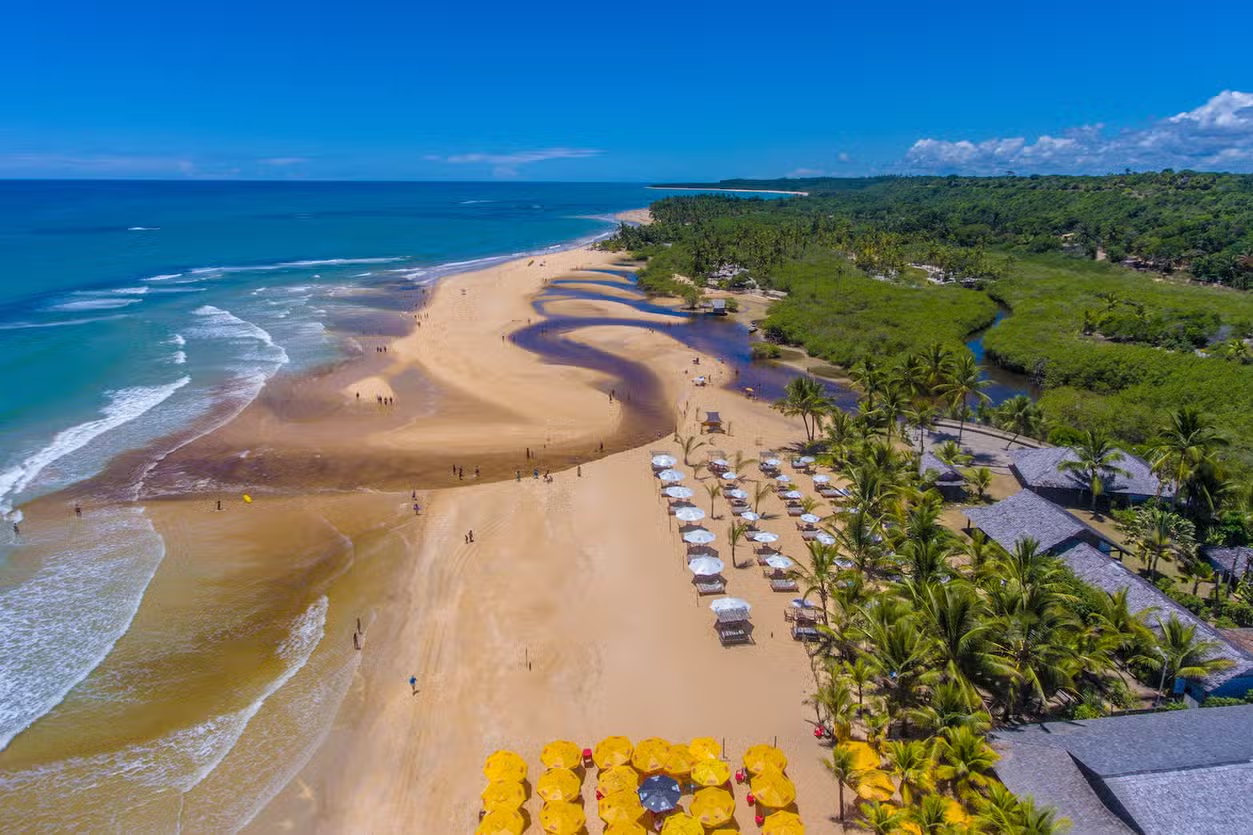 Vista aérea da praia, do riacho e do mar no litoral de Trancoso
