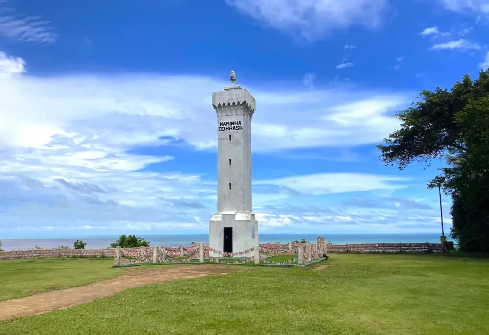 Farol de Porto Seguro no Centro Histórico, com o mar ao fundo