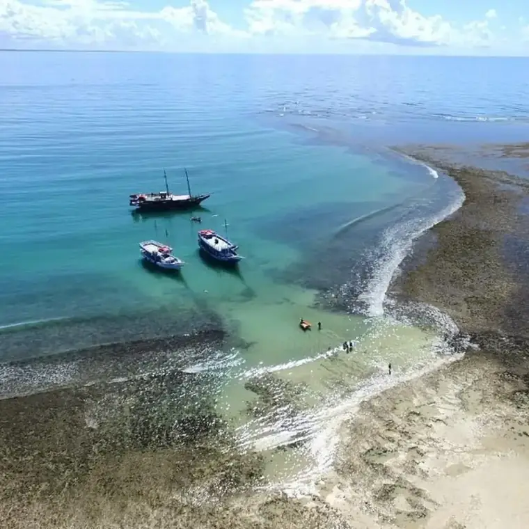Escuna navegando em passeio pelos recifes de Porto Seguro