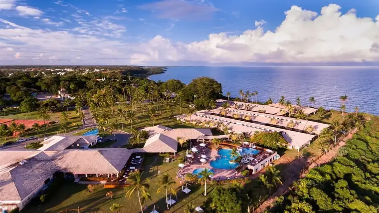 Hotel resort em Porto Seguro com estrutura de lazer e área verde