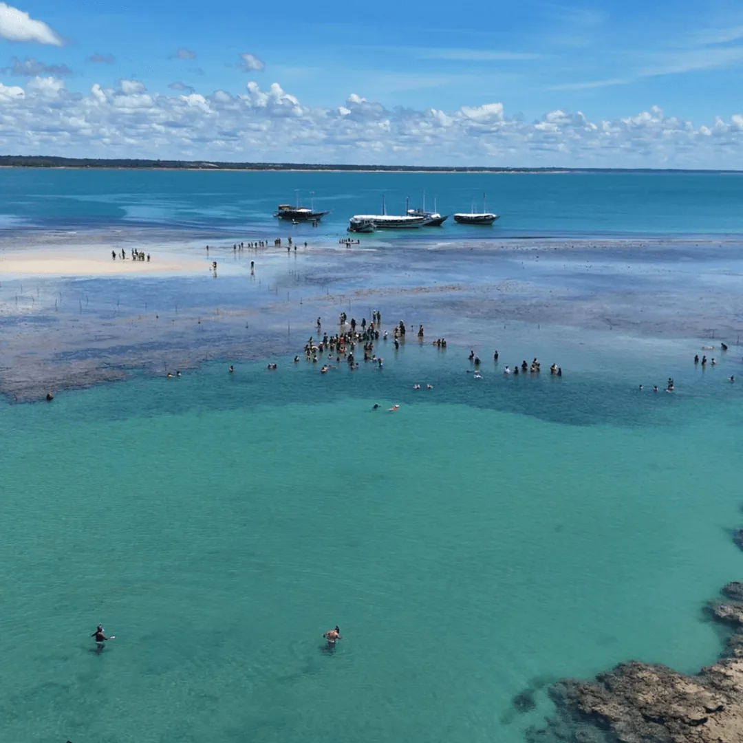 Vista aérea de barcos sobre os recifes em Porto Seguro