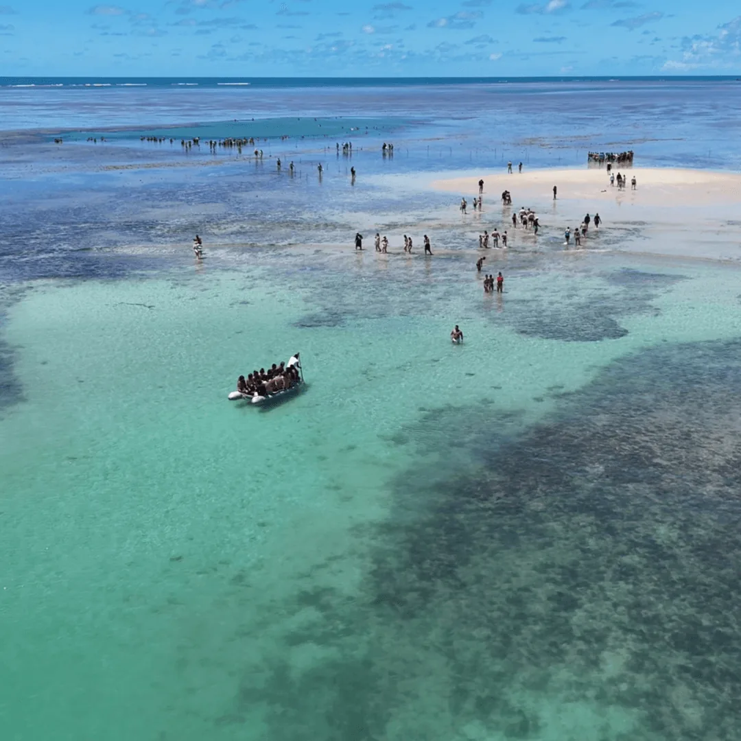 Barco de apoio em piscinas naturais do Recife de Fora
