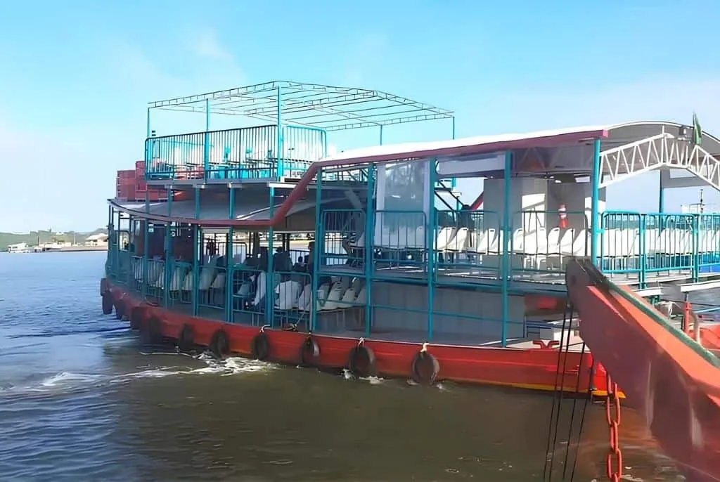 Balsa atravessando o Rio João de Tiba