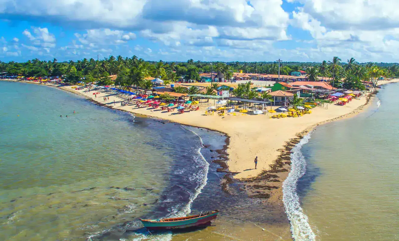 Vista aérea da ponta de areia e das barracas em Coroa Vermelha