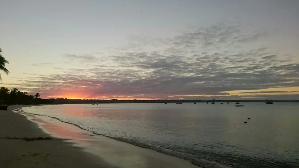 Pôr do sol sobre o mar em Coroa Vermelha