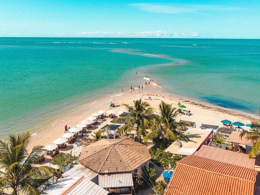 Vista aérea do banco de areia e do mar de Coroa Vermelha