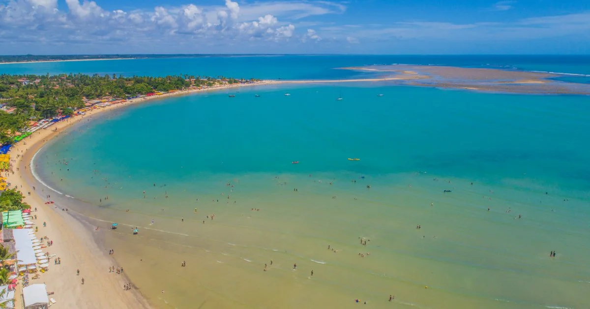 Vista aérea da enseada e dos recifes de Coroa Vermelha