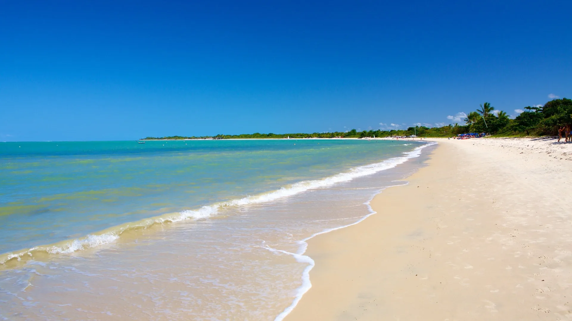 Faixa de areia e mar calmo na Praia de Coroa Vermelha