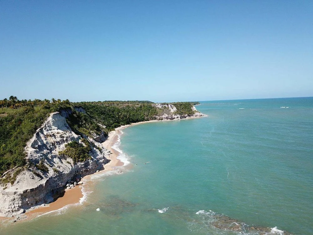 Vista panorâmica das falésias e do mar na Praia do Espelho