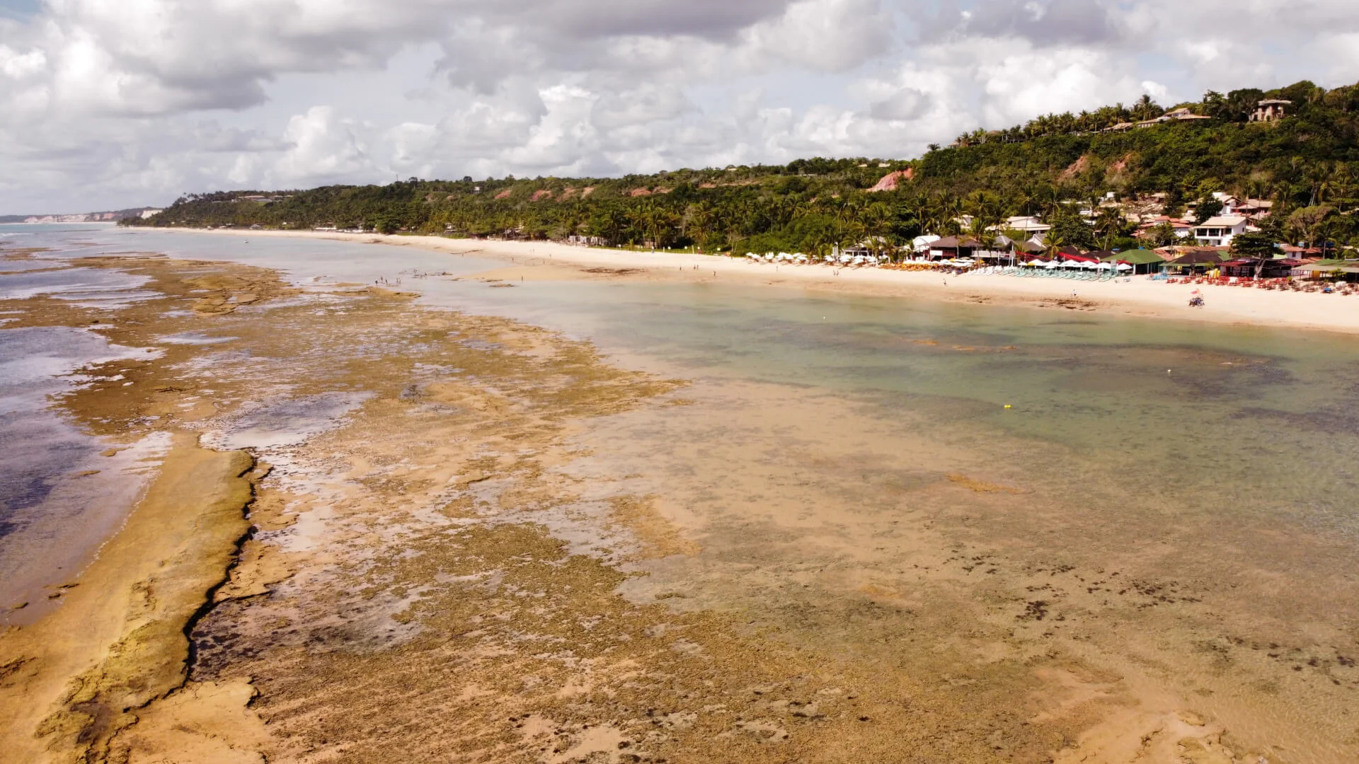 Praia do Mucugê vista por drone durante a maré baixa