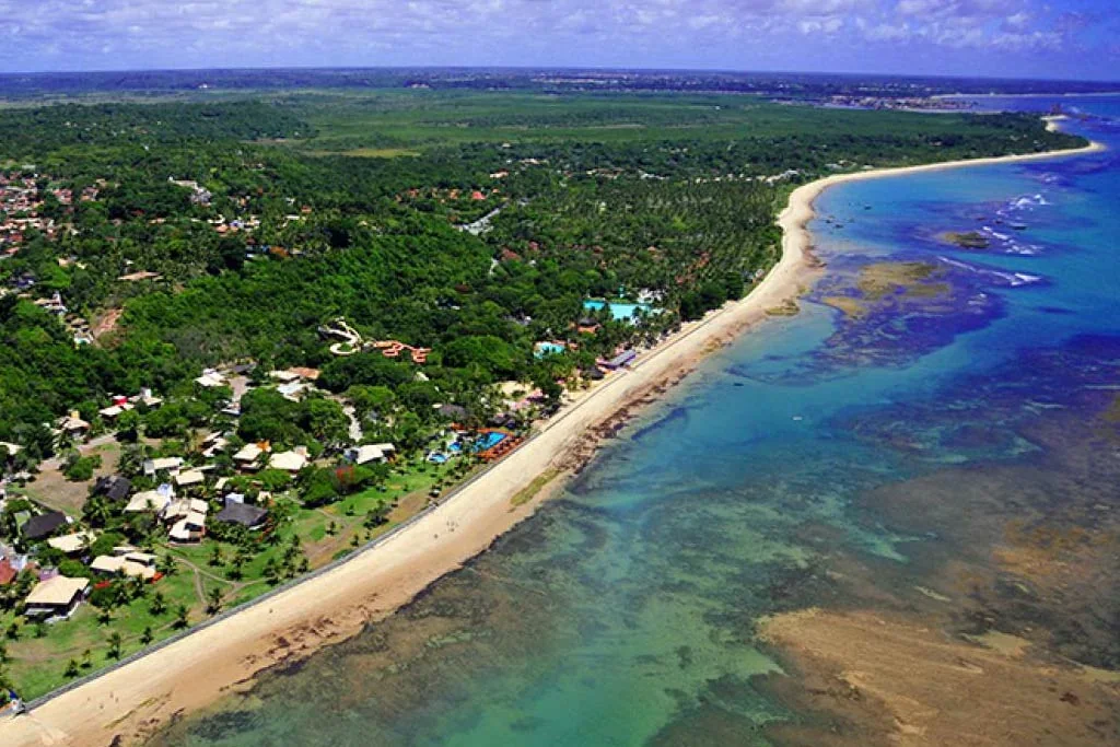 Vista aérea do litoral e dos recifes próximos à Praia do Mucugê