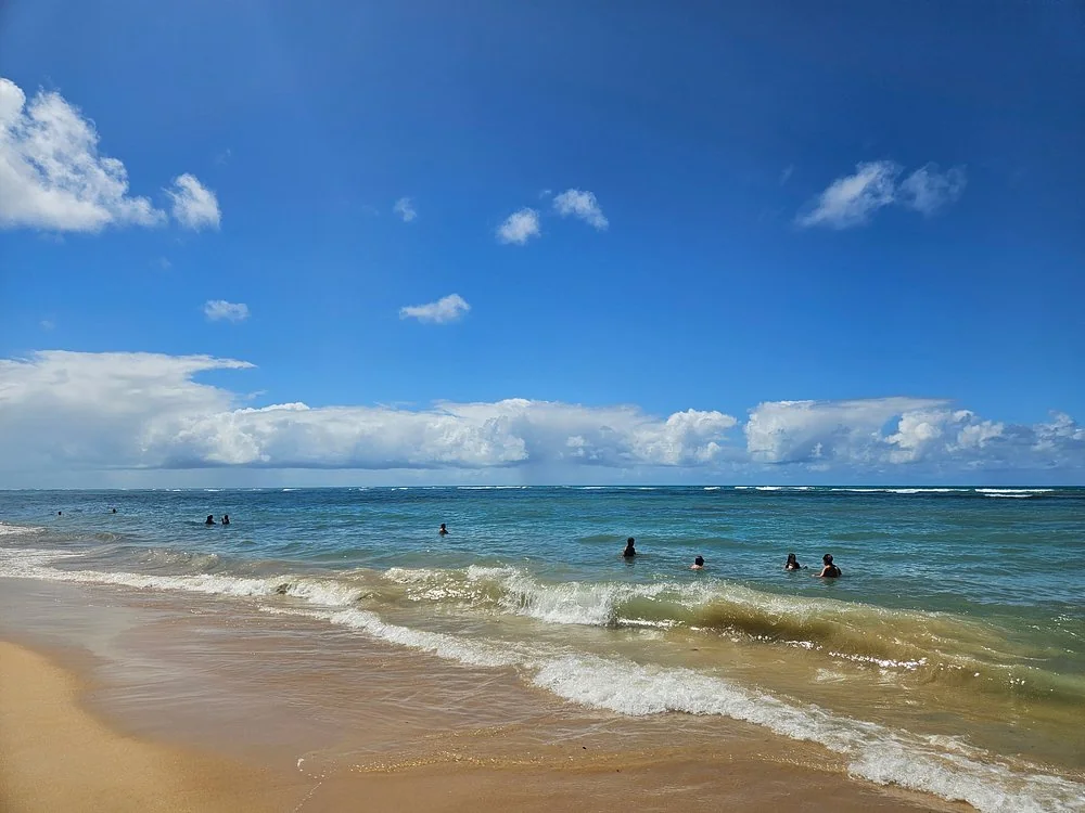 Banho de mar na Praia do Mucugê durante a maré alta