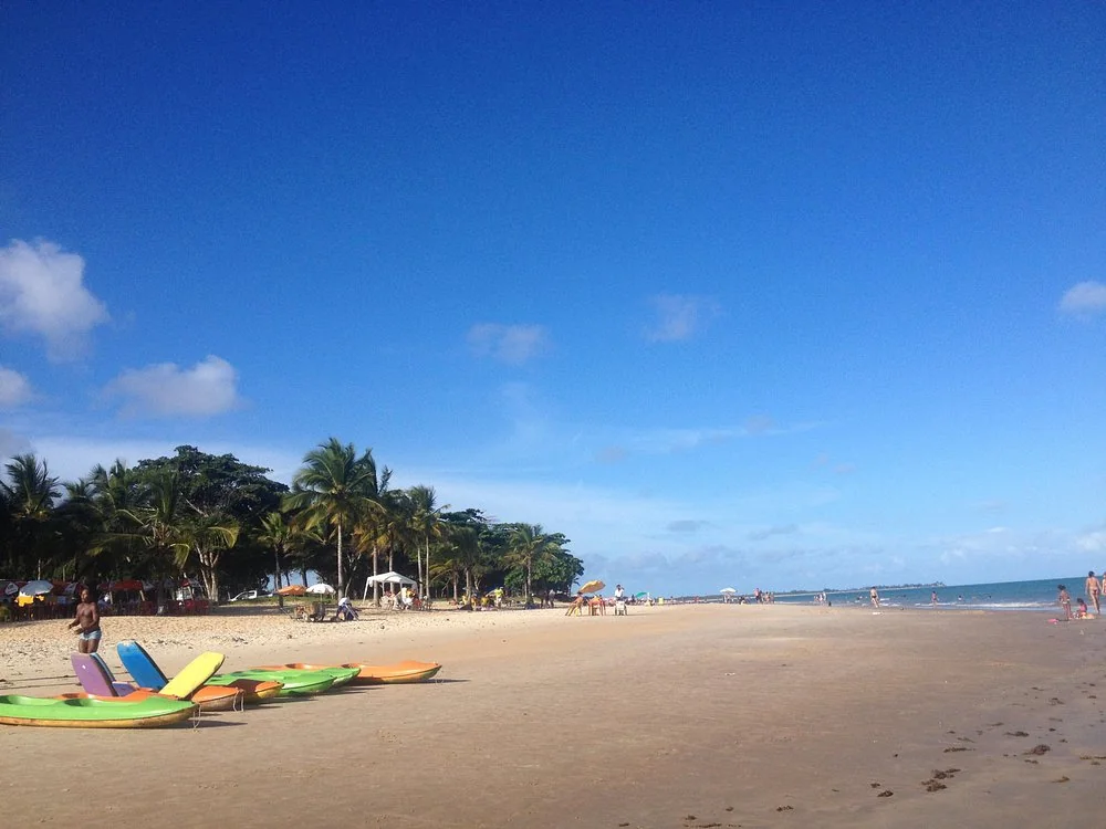 Caiaques coloridos na faixa de areia da Praia de Mundaí