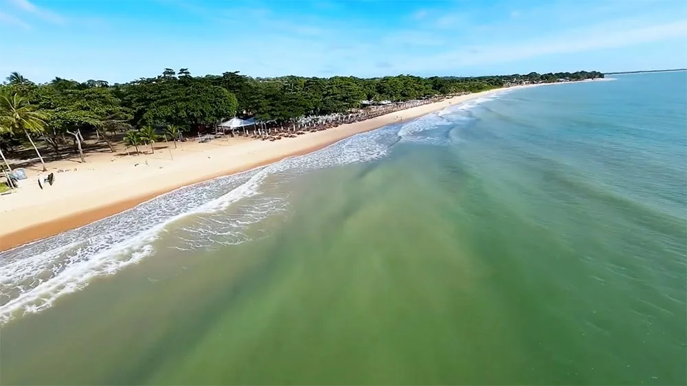 Vista panorâmica da faixa de areia e do mar na Praia de Mundaí