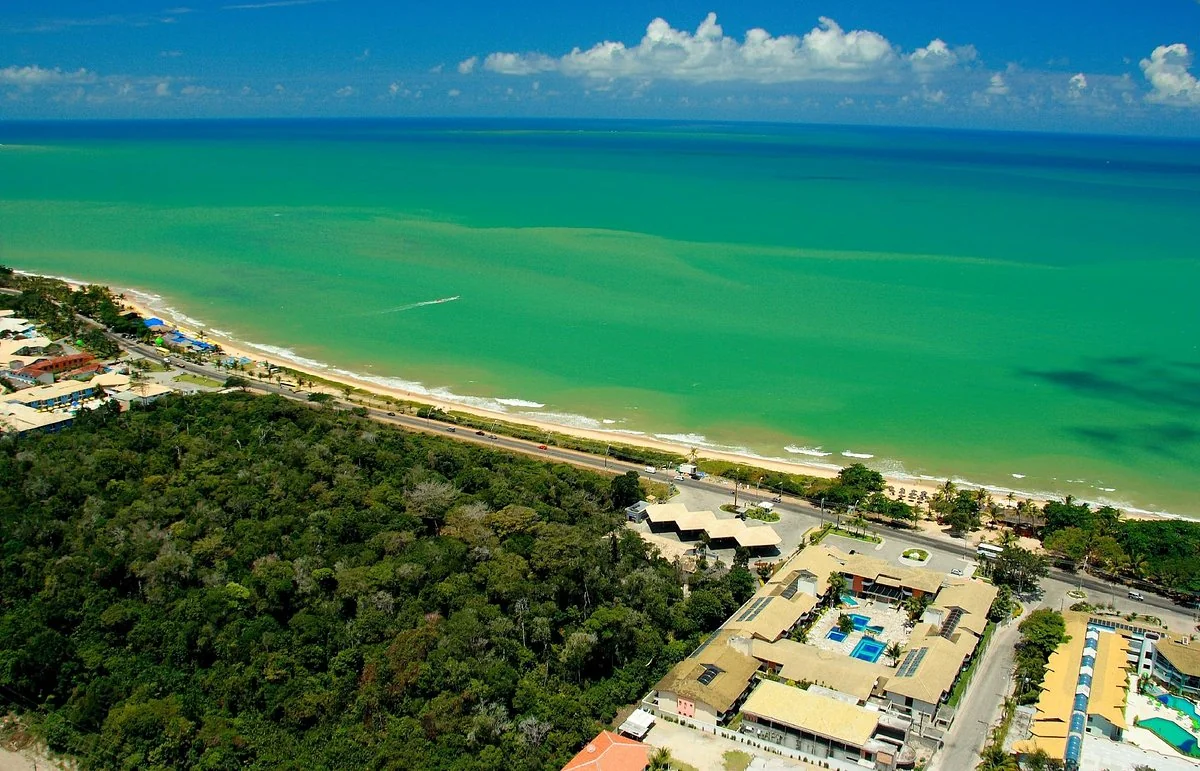 Vista aérea da Praia de Mundaí e da orla norte de Porto Seguro