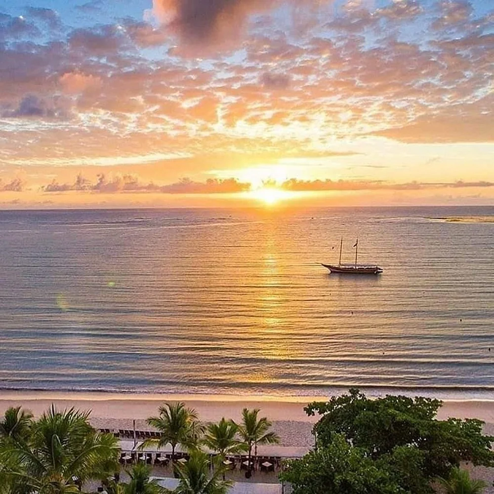 Pôr do sol sobre o mar na Praia do Mutá
