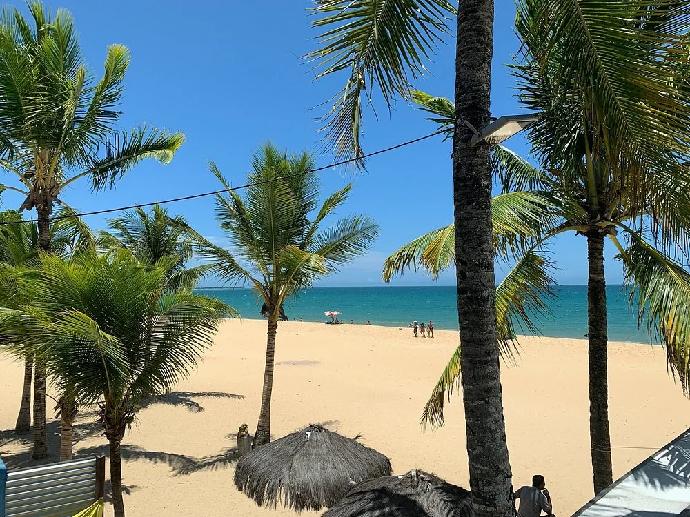 Praia do Mutá com coqueiros, areia clara e mar azul