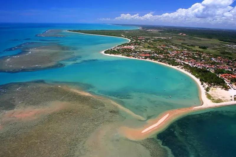 Vista aérea da Praia do Mutá, da enseada e dos recifes
