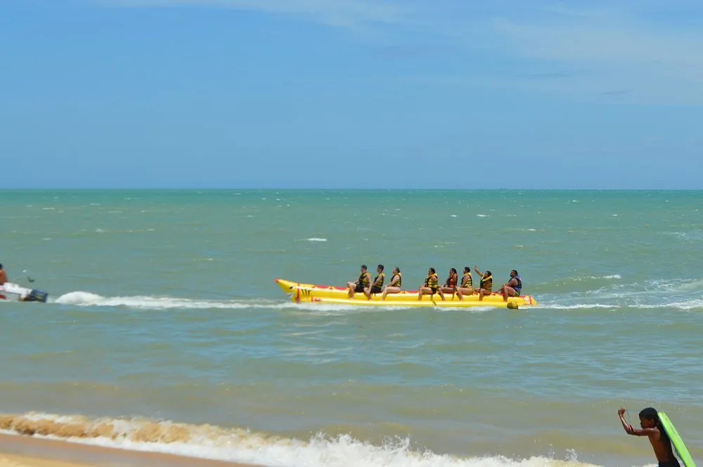 Passeio de banana boat no mar de Taperapuã