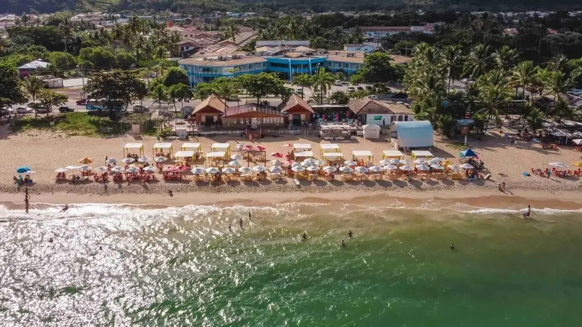 Vista aérea do Beach Club Sueds e da faixa de areia de Taperapuã