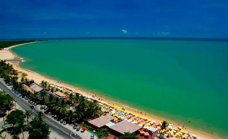 Vista aérea da Praia de Taperapuã, das barracas e do mar